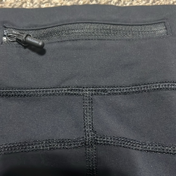 Lululemon Athletica Women’s size 6 black cropped leggings - Picture 4 of 7